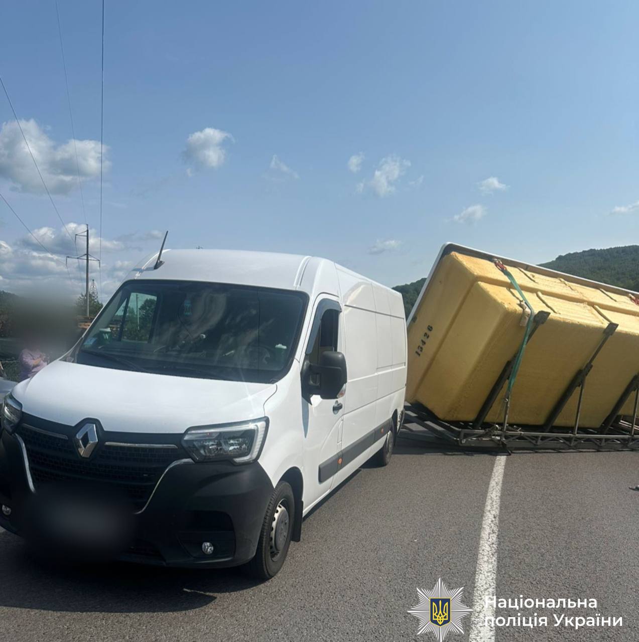 У Яремче автомобіль Mitsubishi зіткнувся з автобусом Renault Master із причепом (ФОТО) 2 photo 2026 07 06 11 48 16 2