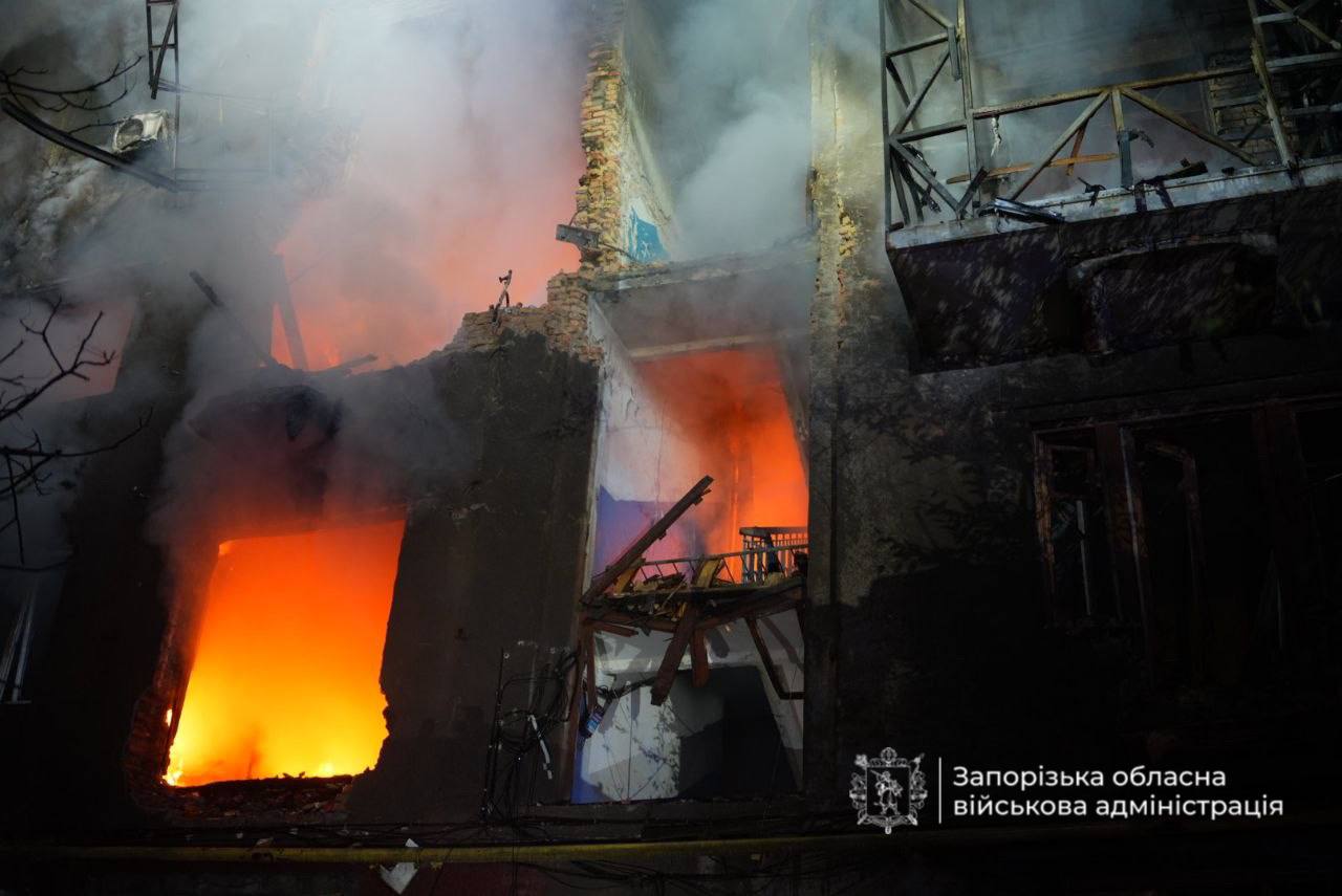 росія атакувала Запоріжжя дронами: пошкоджені будинки, автівки та одна з лікарень (ФОТО) 2 photo 2026 07 12 23 25 46