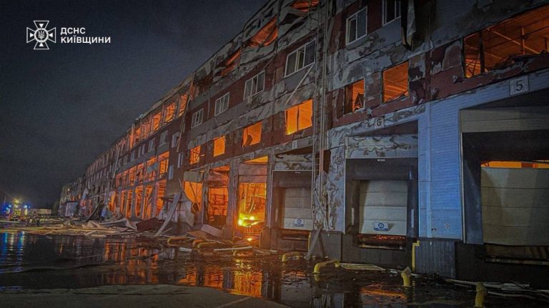 Внаслідок російської атаки на Київщині горять склади на площі 100 тисяч квардатних метрів 4 photo 2026 07 19 10 23 01 2
