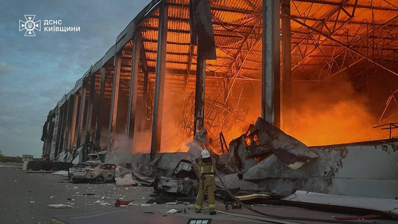 Внаслідок російської атаки на Київщині горять склади на площі 100 тисяч квардатних метрів 2 photo 2026 07 19 10 30 10
