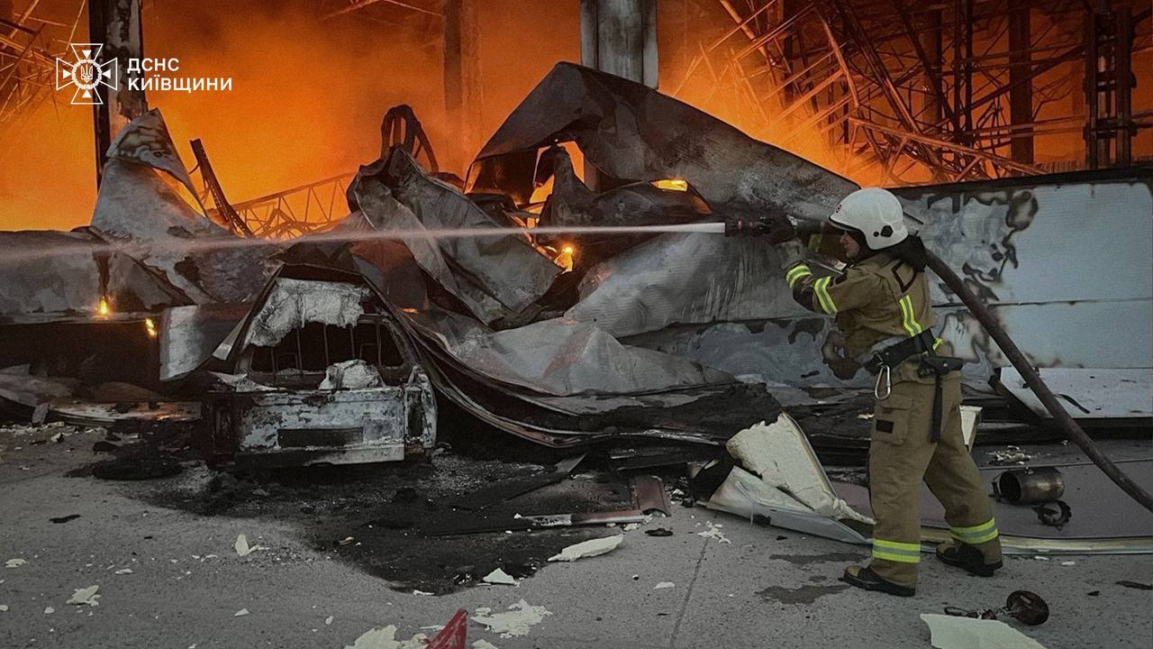 Внаслідок російської атаки на Київщині горять склади на площі 100 тисяч квардатних метрів 3 photo 2026 07 19 10 30 12
