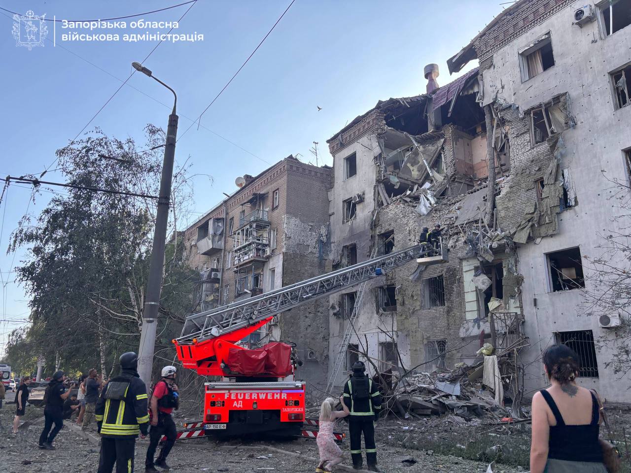 Щонайменше дві людини загинули, ще четверо постраждали: росіяни атакували КАБами місто Запоріжжя (ФОТО) 3 photo 2026 07 19 18 06 29
