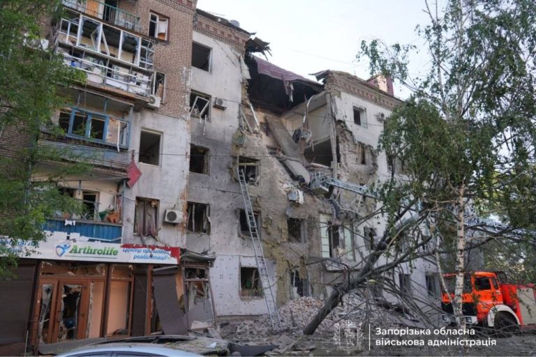 Щонайменше дві людини загинули, ще четверо постраждали: росіяни атакували КАБами місто Запоріжжя (ФОТО) 5 photo 2026 07 19 18 31 53