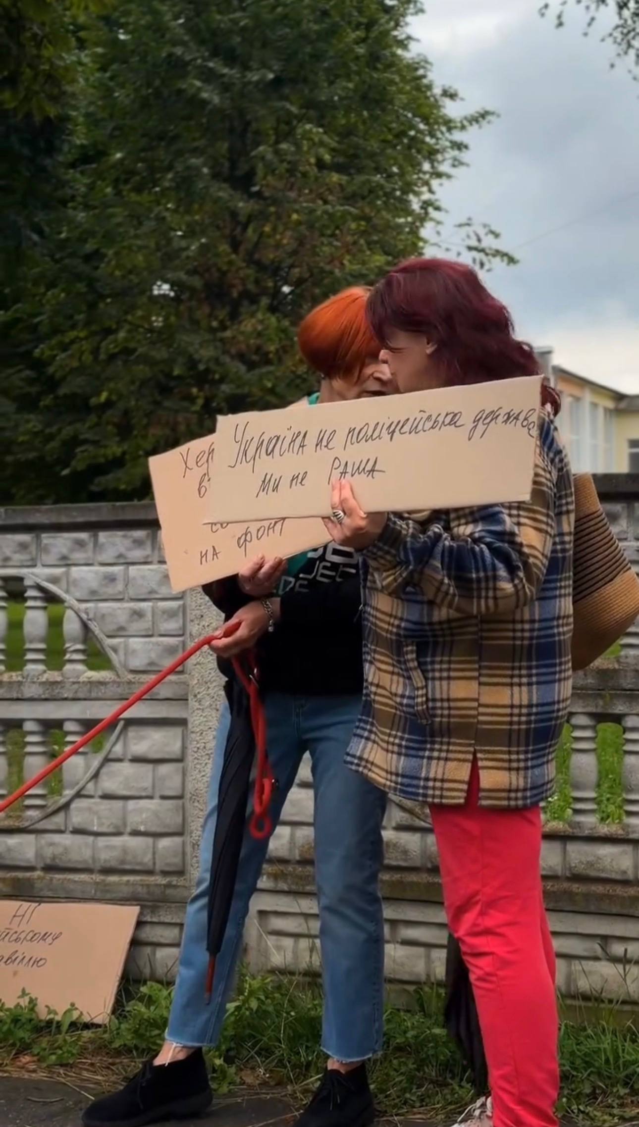 У Калуші люди зібралися біля поліції, вимагаючи розслідування інциденту із "знешкодження" собаки (ФОТО) 3 photo 2026 07 20 12 11 18 2