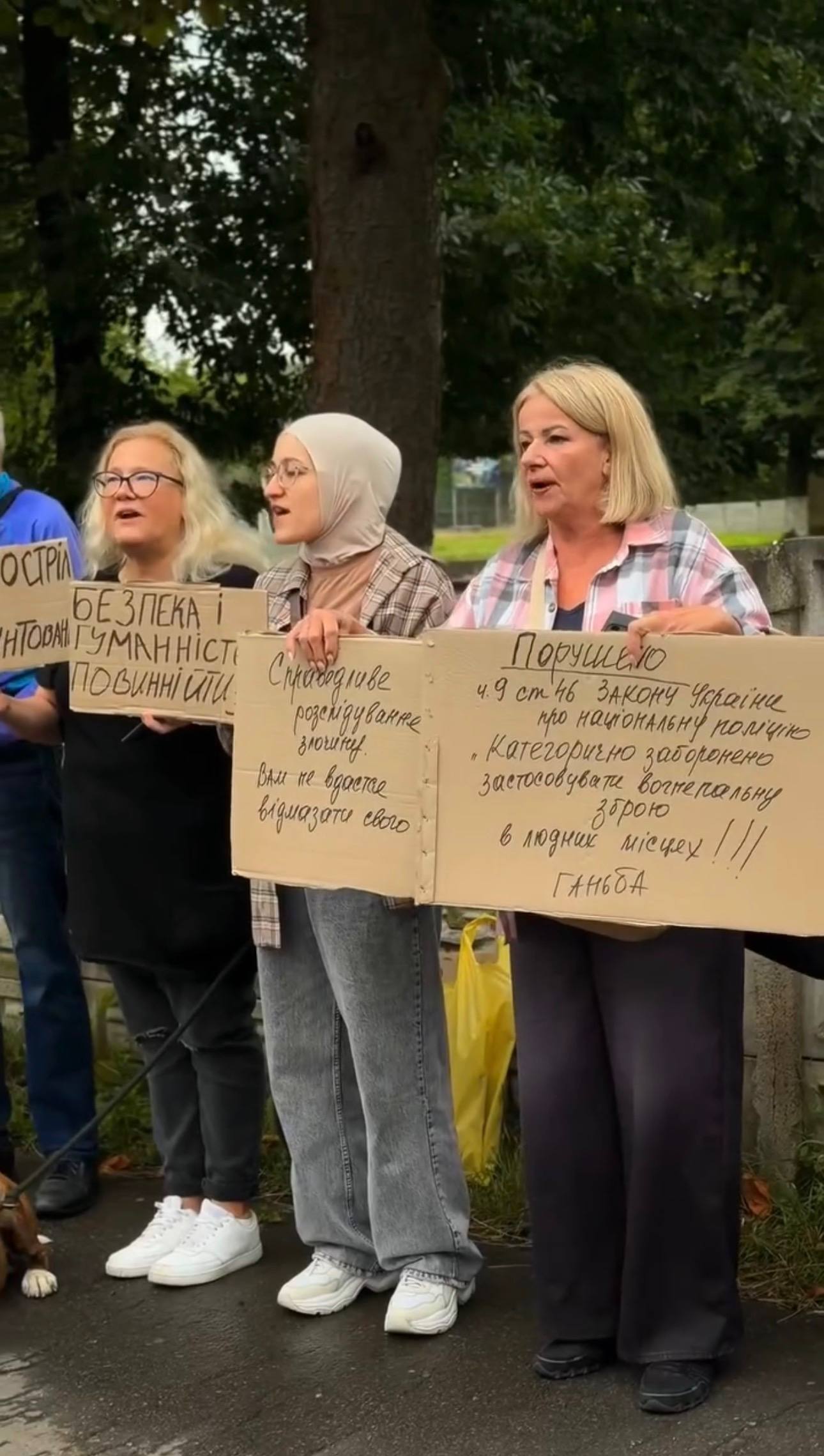 У Калуші люди зібралися біля поліції, вимагаючи розслідування інциденту із "знешкодження" собаки (ФОТО) 4 photo 2026 07 20 12 11 19