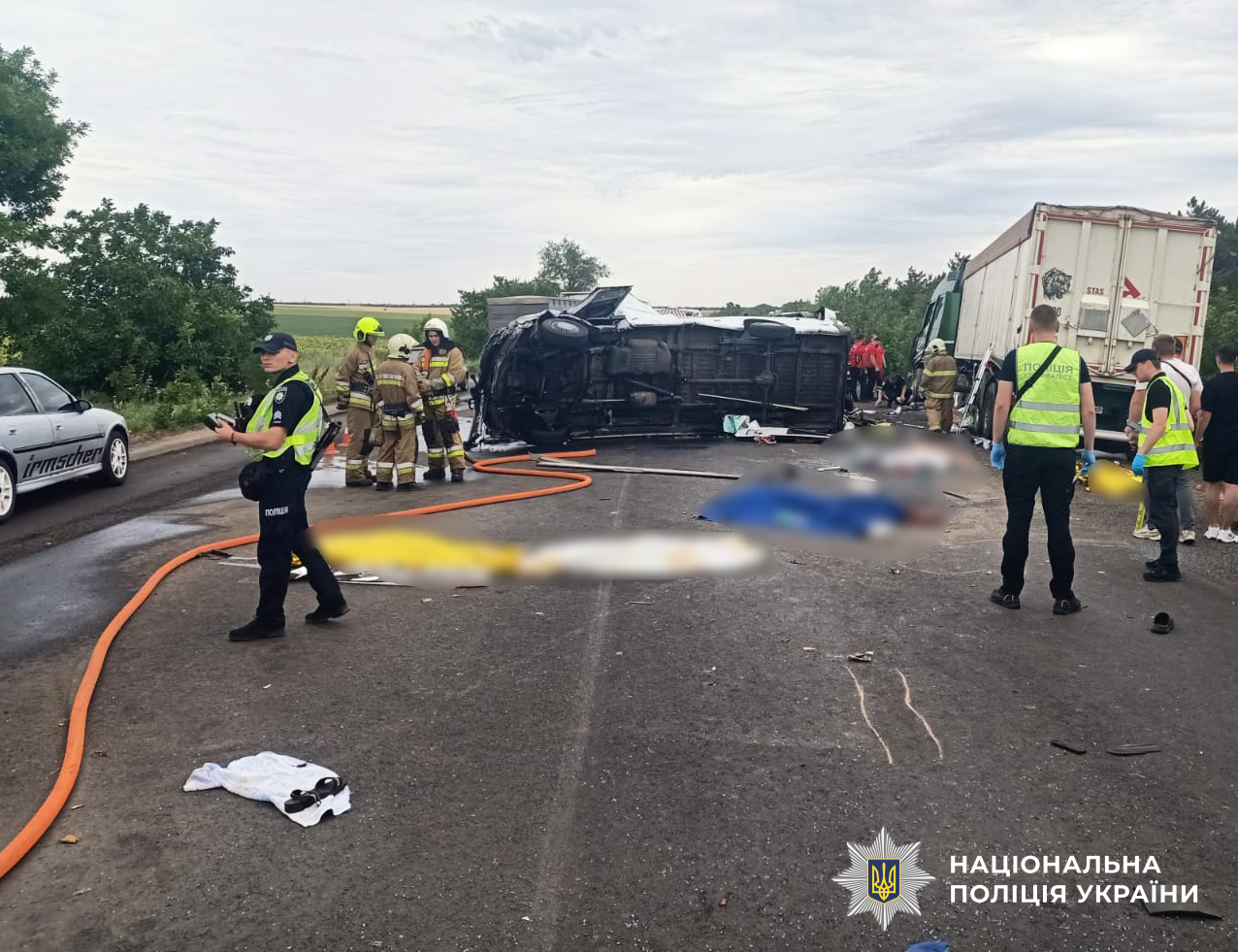 Розшукали водія, який ймовірно спровокував ДТП на Миколаївщині, в якій загинули 12 людей (ФОТО) 3 v3 0389caa6700ed95f442adbd4fea3fe08