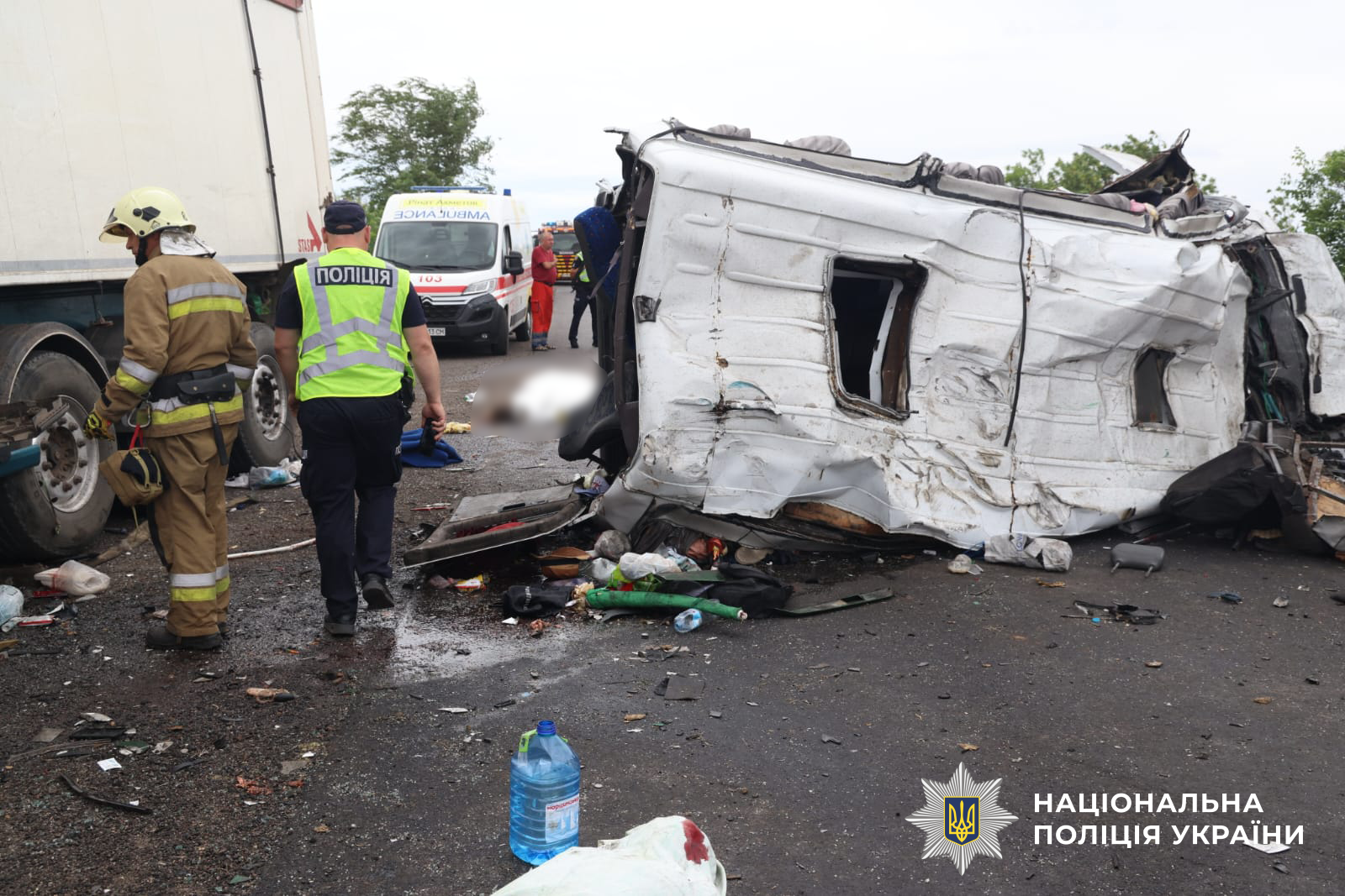 Розшукали водія, який ймовірно спровокував ДТП на Миколаївщині, в якій загинули 12 людей (ФОТО) 1 v3 d6401b67e607b8aaf6e664eb4470ae0e