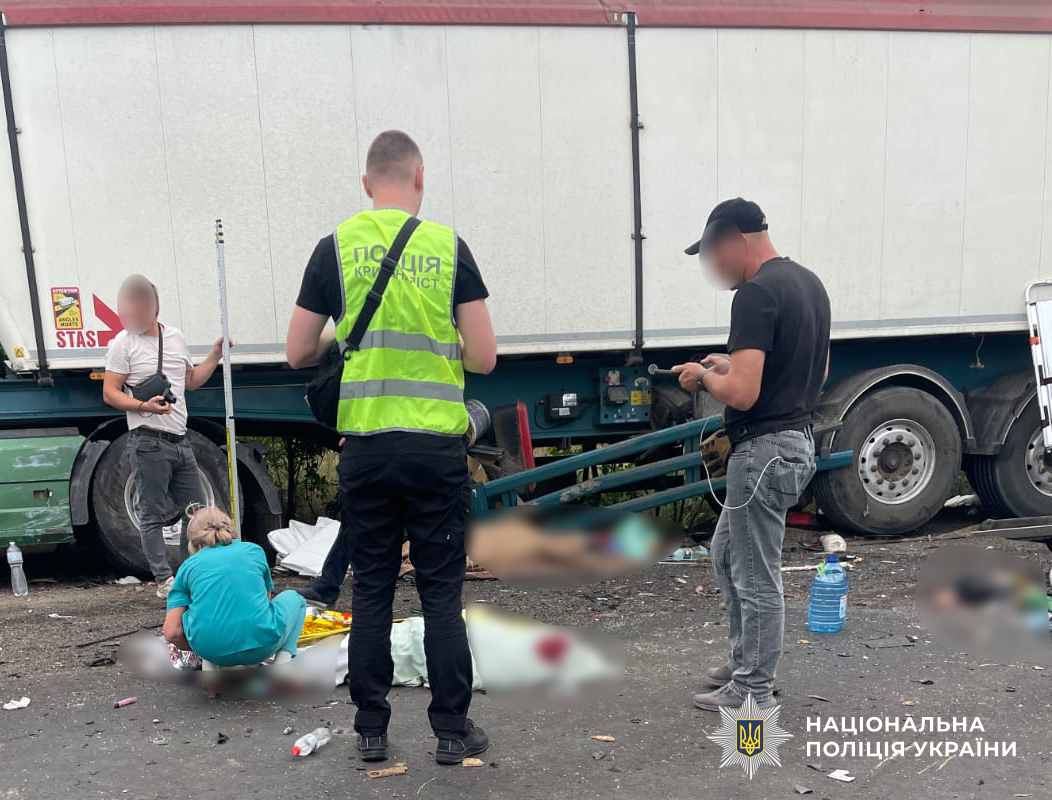 Розшукали водія, який ймовірно спровокував ДТП на Миколаївщині, в якій загинули 12 людей (ФОТО) 4 v3 e312d344aee32dbe8da51501e015138b