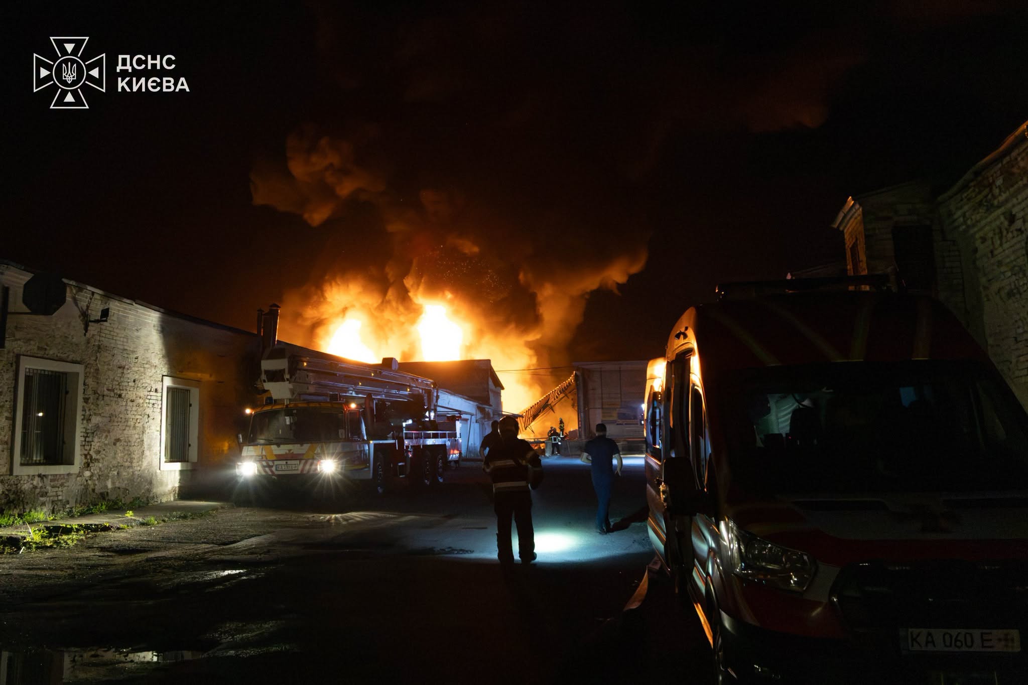 Нічний обстріл балістичними ракетами Києва: постраждала людина (ФОТО) 2 772232409 1573331000996252 1901337028111288417 n