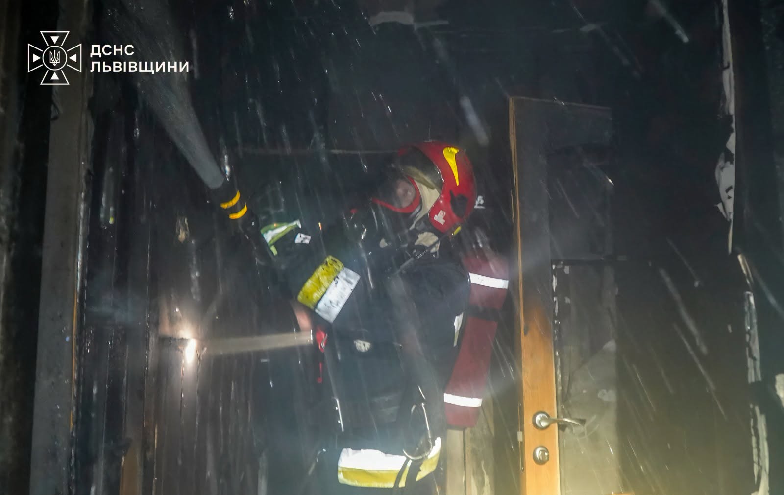 У Львові в квартирі вибухнув акумулятор: розпочалася пожежа, зруйнована стіна (ФОТО) 2 772604380 1087332323951397 3839595829075886455 n