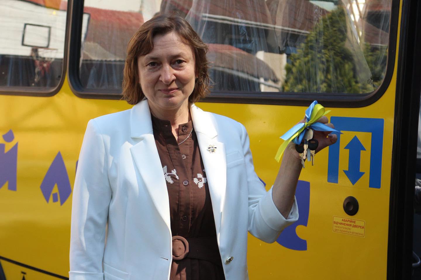 Коломийська гімназія імені Грушевського отримала новий шкільний автобус (ФОТО) 7 778985086 1090206500393600 1257062133065502289 n