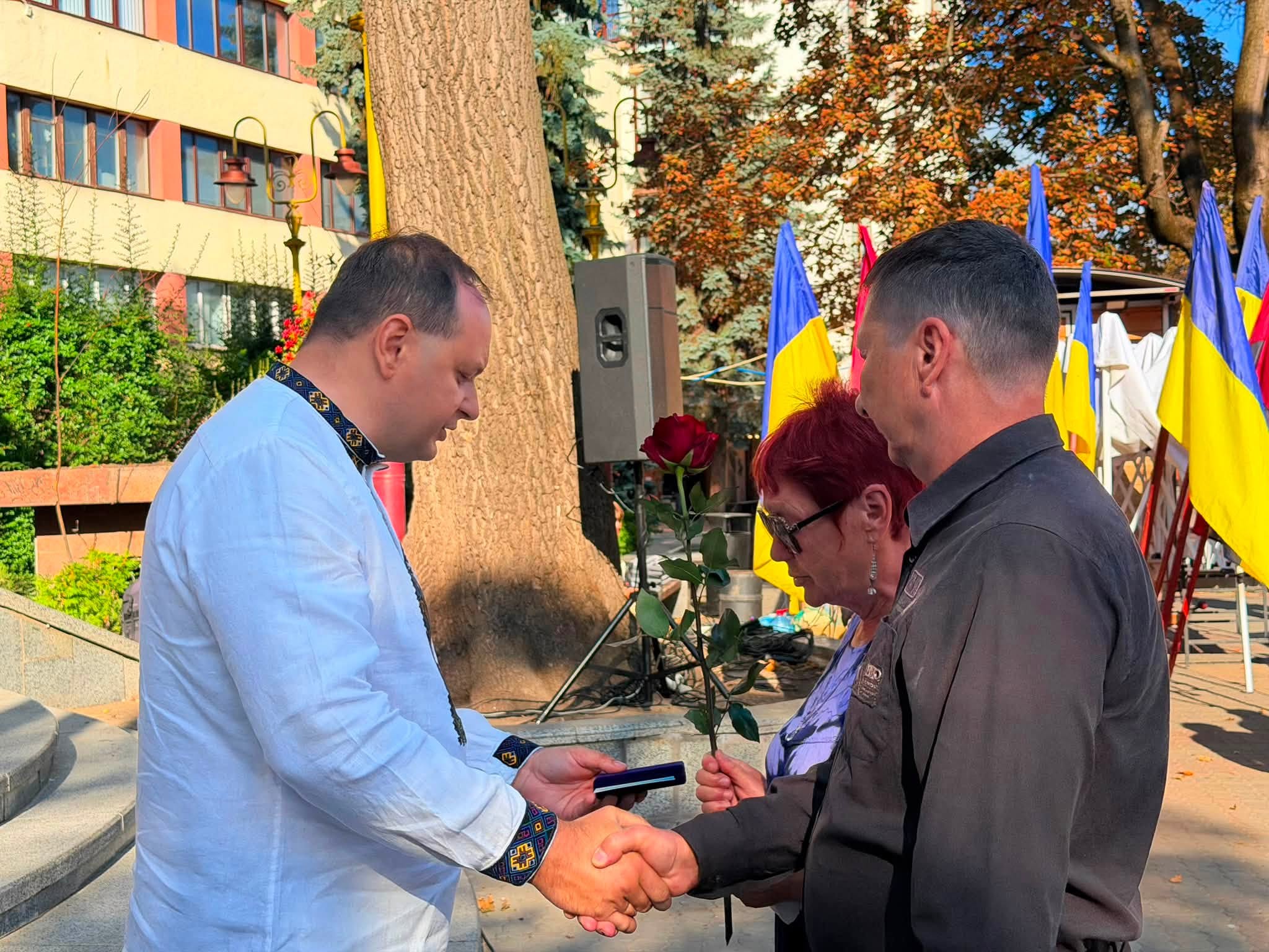 У День Державного Прапора України у Франківську вручили відзнаки «За честь і звитягу» родинам полеглих захисників (ФОТО) 1 782093442 1668339218195661 2350166060114382439 n