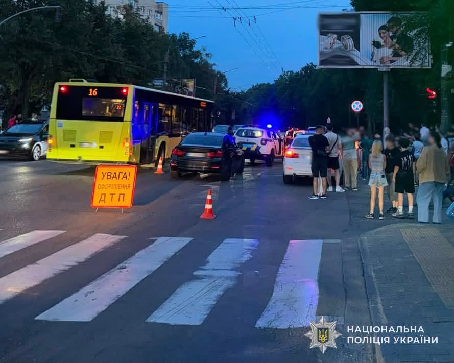 У Львові два автомобілі BMW наїхали на чоловіка та його 8-річну доньку (ФОТО) 2 782642091 1019378097769447 8318417466403194522 n