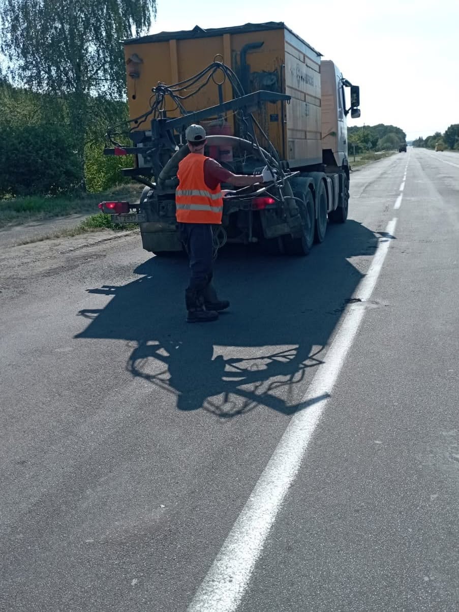 На кількох дорогах Прикарпаття латають ями (ФОТО) 3 785975580 1360966479529972 7583984633678382530 n