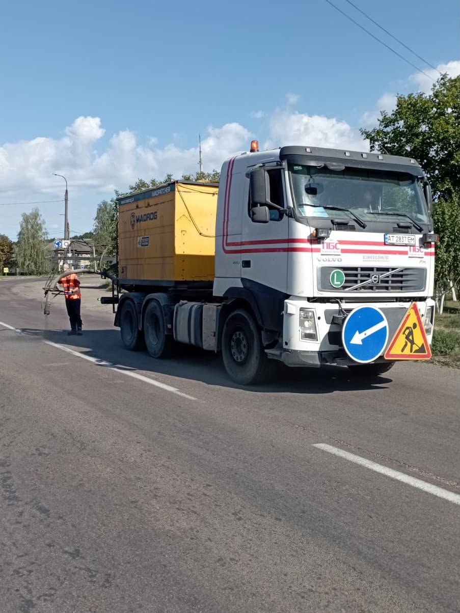 На кількох дорогах Прикарпаття латають ями (ФОТО) 2 786656911 1360966546196632 339674098875192660 n