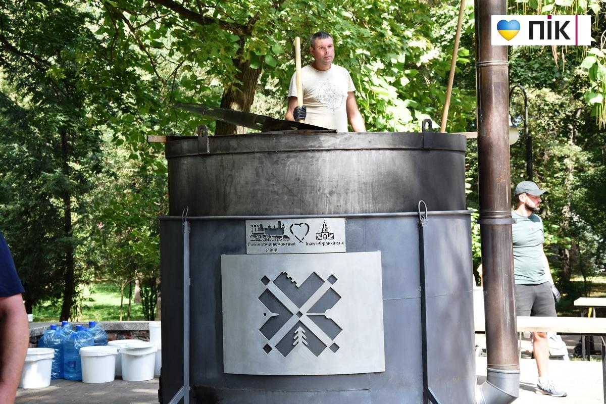 Смак, що допомагає фронту: на фестивалі у Франківську збирали кошти на потреби "Едельвейсу" (ФОТО, ВІДЕО) 24 DSC 0209