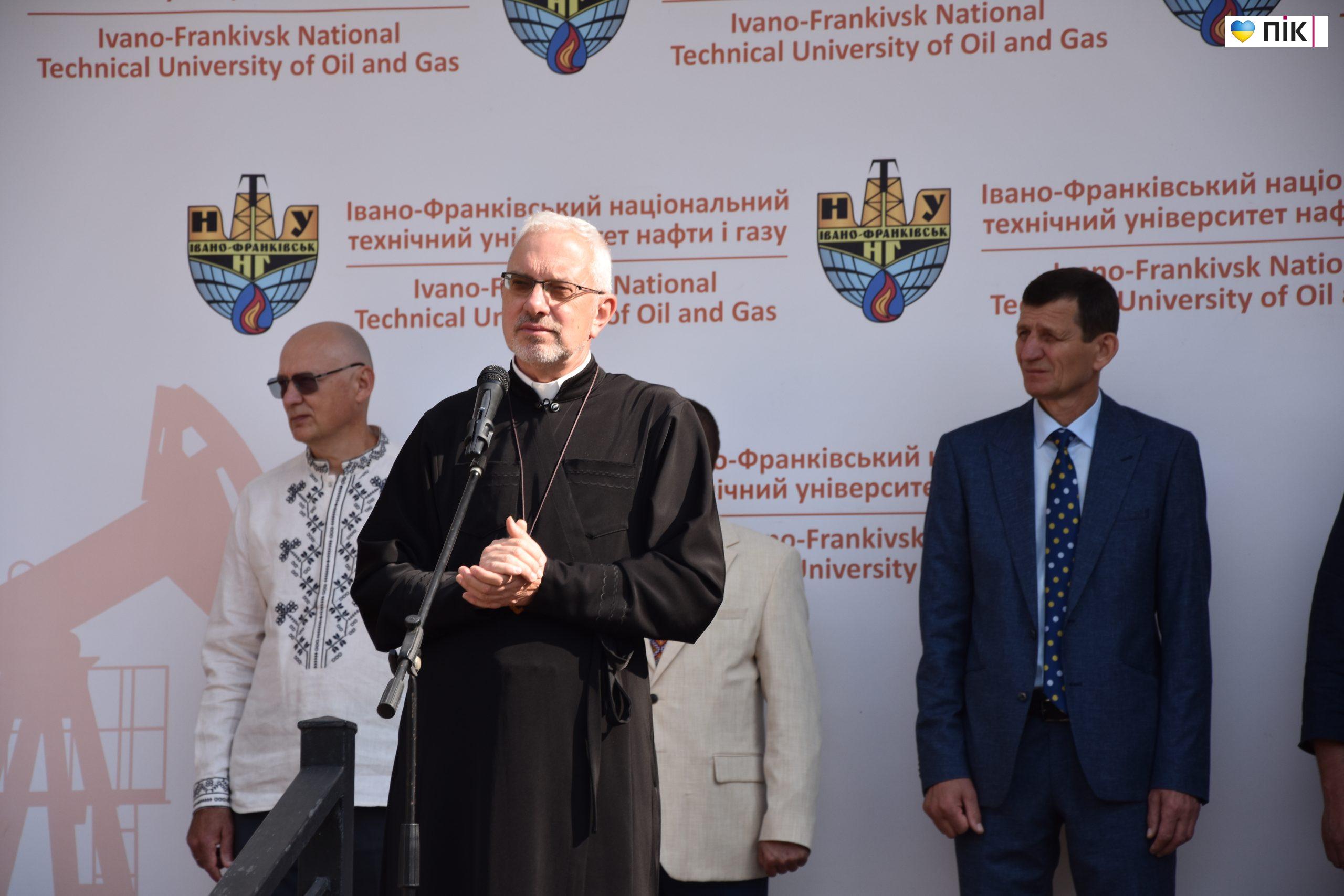 В ІФНТУНГ відбулася урочиста посвята першокурсників у студенти (ФОТО) 19 DSC 0320 scaled