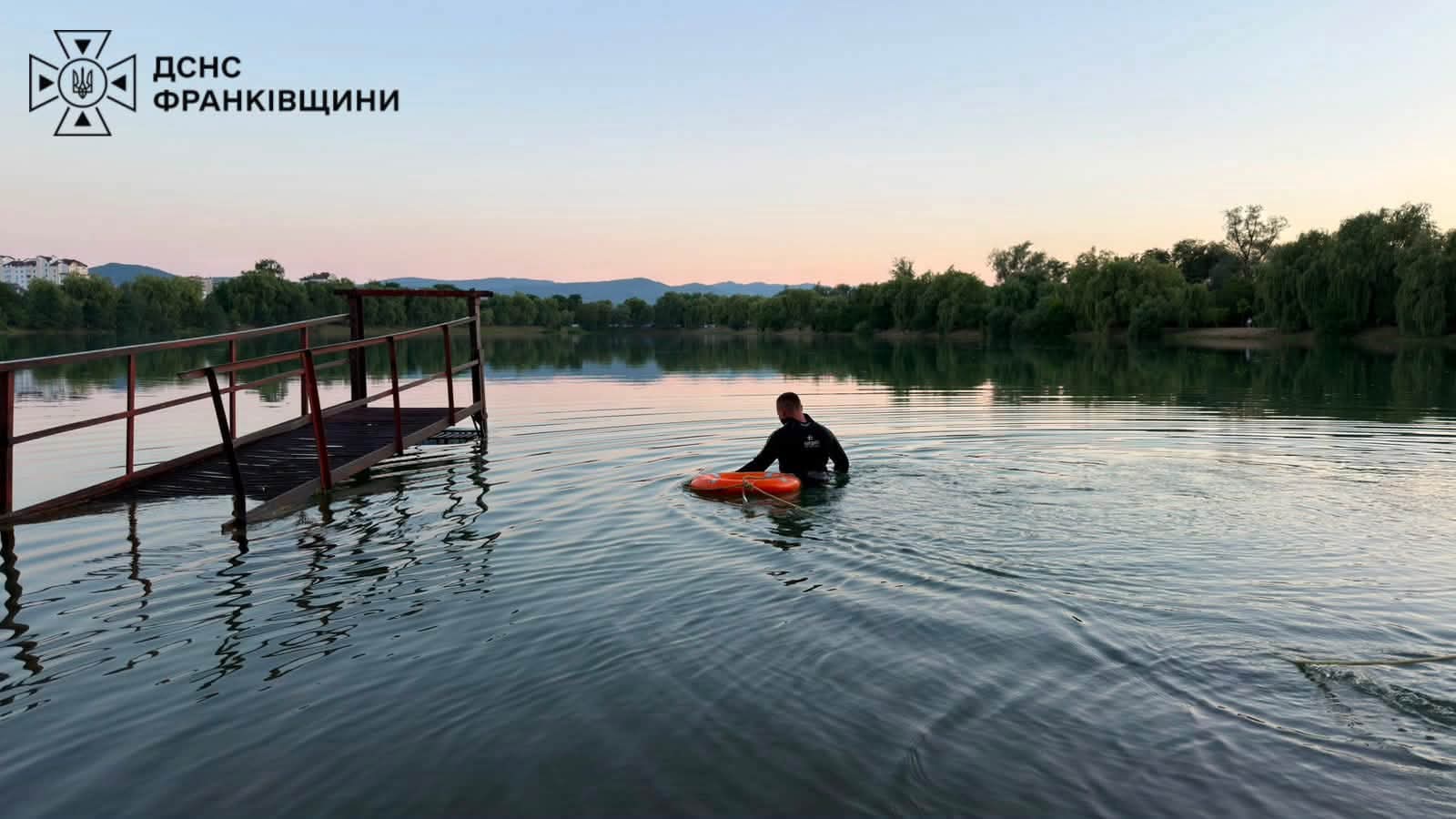 У міському озері у Надвірній потонув чоловік (ФОТО) 1 FB IMG 1785650325365