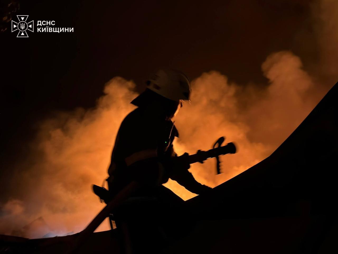 На Київщині внаслідок ворожої атаки загинули люди, горіли логістичні комплекси та підприємства (ФОТО) (ДОПОВНЕНО) 2 IMG 20260805 070015 271