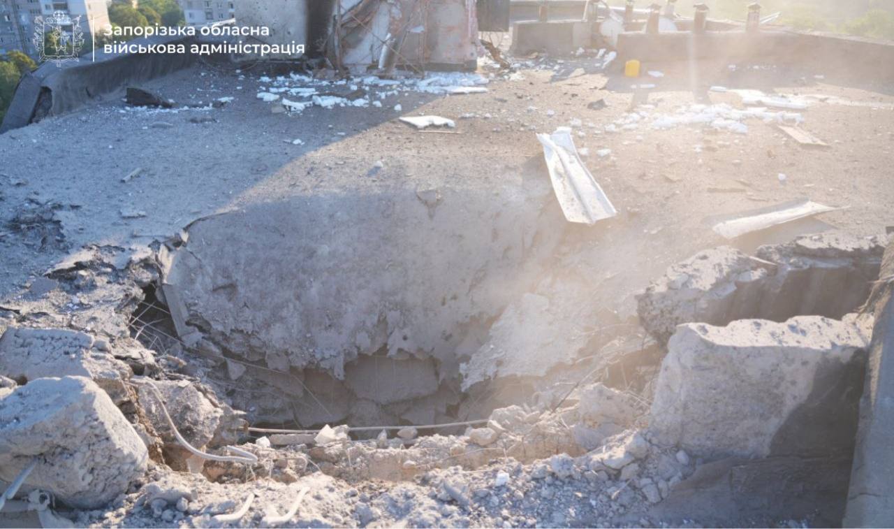 Ворожий безпілотник вдарив по житловій забудові Запоріжжя (ФОТО) 2 IMG 20260806 084757 654