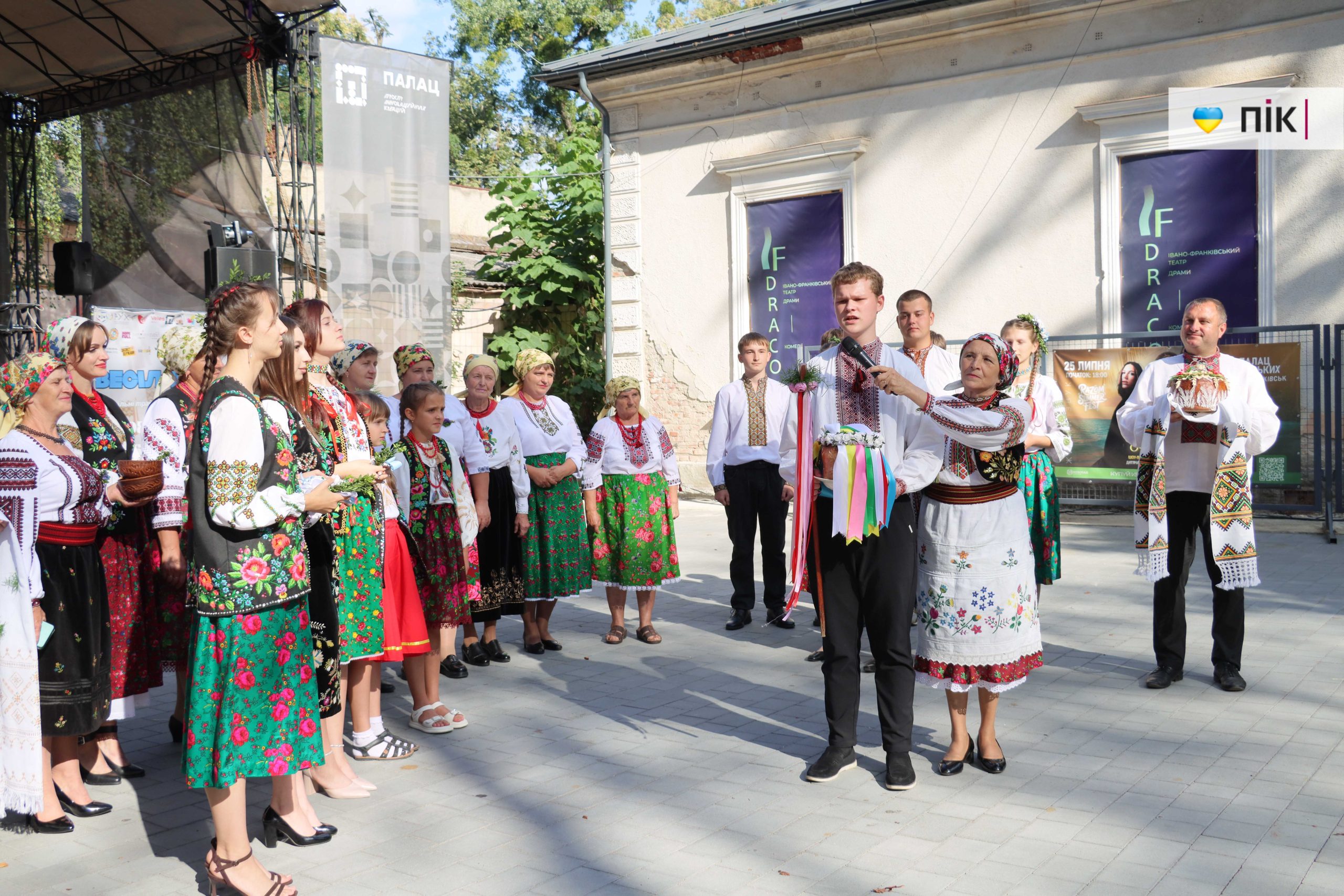 В Івано-Франківську відгуляли благодійне «Весілля у Палаці»: як це було (ФОТО) 39 IMG 8736 scaled