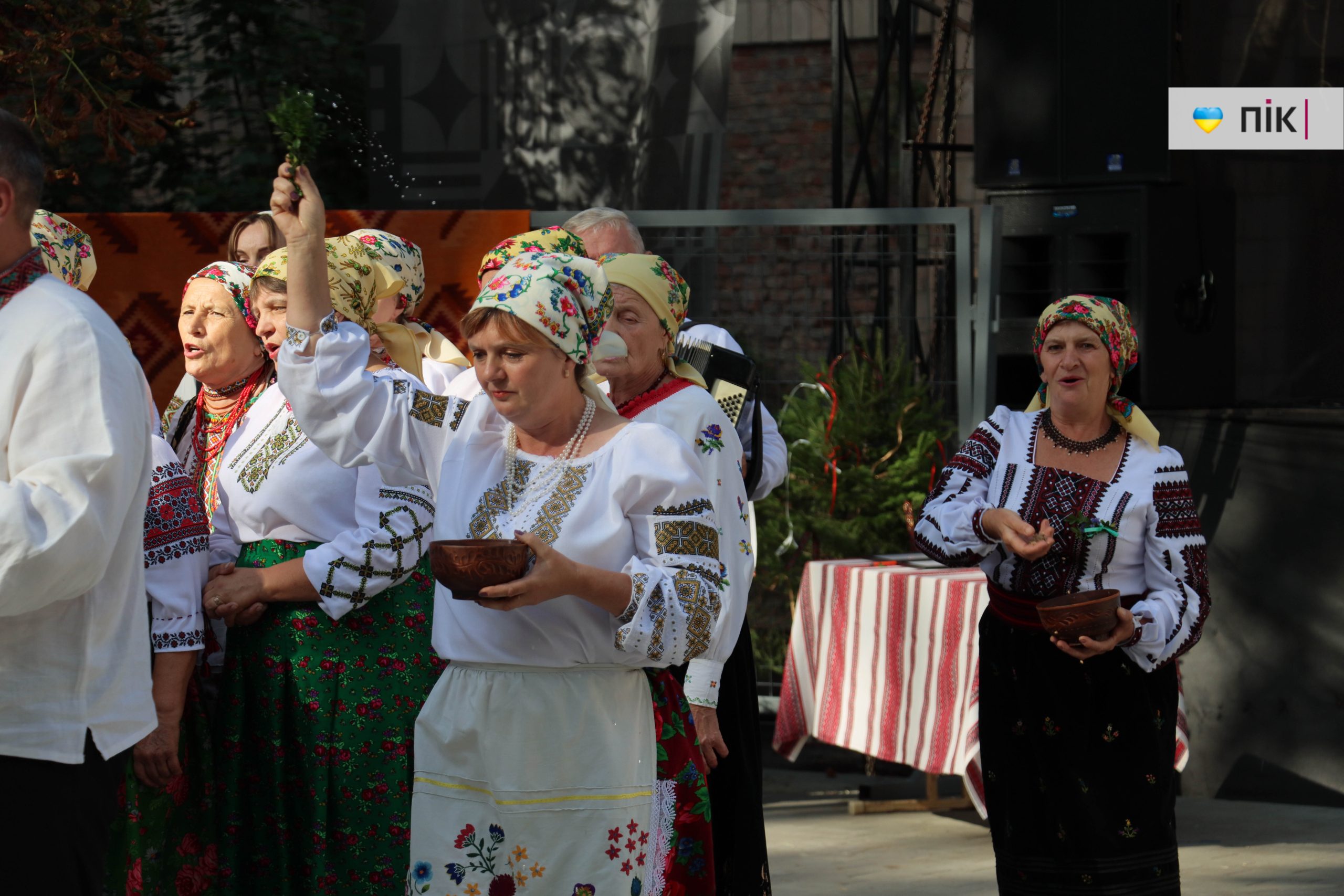 В Івано-Франківську відгуляли благодійне «Весілля у Палаці»: як це було (ФОТО) 52 IMG 8843 scaled