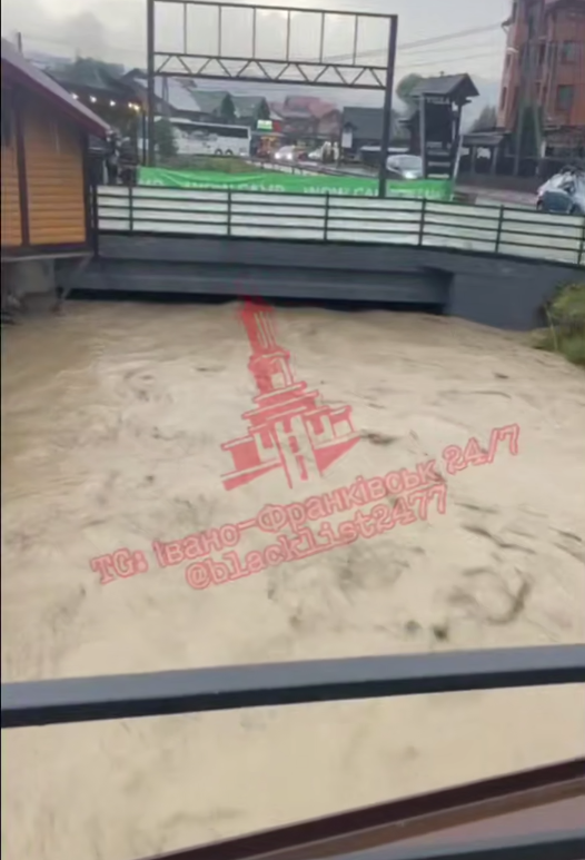 Франківщину накрила злива: дороги залило водою (ВІДЕО) 2 Znimok ekrana 2026 08 07 210915