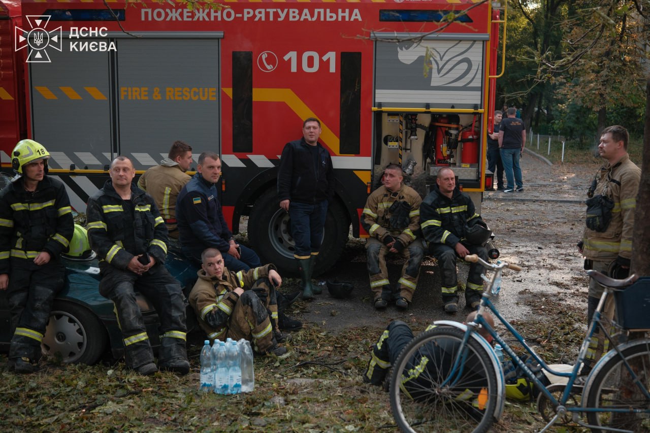 У Києві завершили роботи з ліквідації наслідків російського обстрілу (ФОТО) 2 photo 5435916545369512896 y