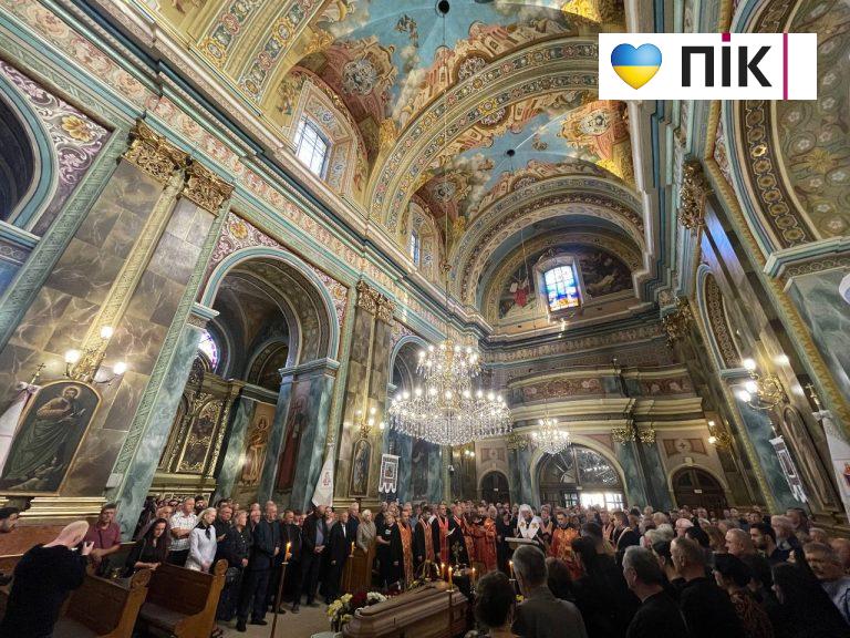 У Франківську прощаються з колишнім мером Віктором Анушкевичусом (ФОТО) 6 У Франківську прощаються з колишнім мером Віктором Анушкевичусом (ФОТО)