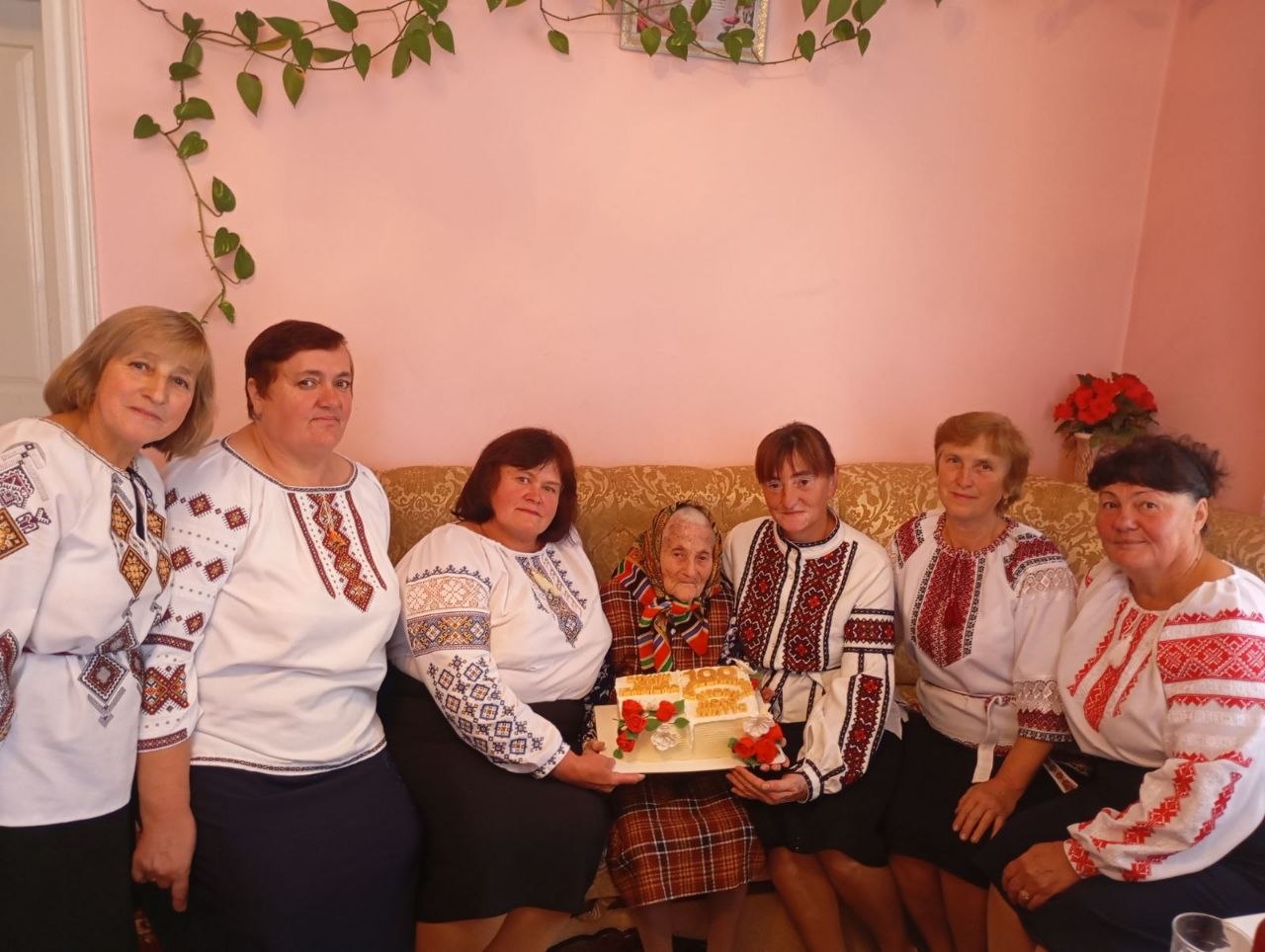 Ніколи ні з ким не сварилася: жителька Букачівської громади Юлія Бунич відзначила 100 років (ФОТО, ВІДЕО) 7 5321012623874662224