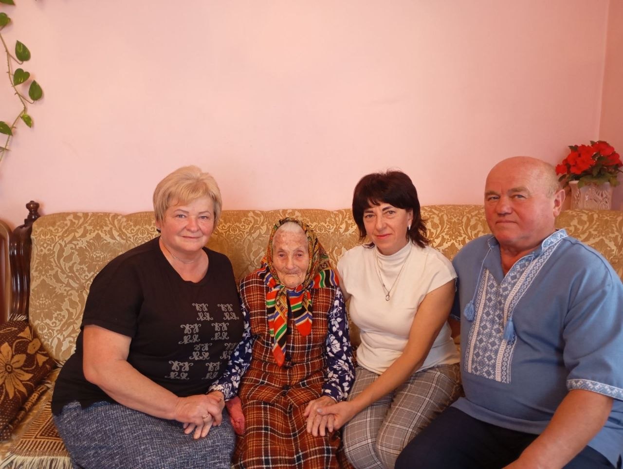Ніколи ні з ким не сварилася: жителька Букачівської громади Юлія Бунич відзначила 100 років (ФОТО, ВІДЕО) 6 5321012623874662226