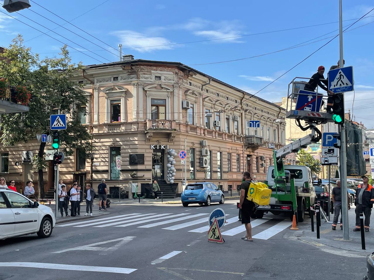 У центрі Івано-Франківська запрацював новий світлофор: що кажуть містяни (ФОТО, ВІДЕО) 2 6