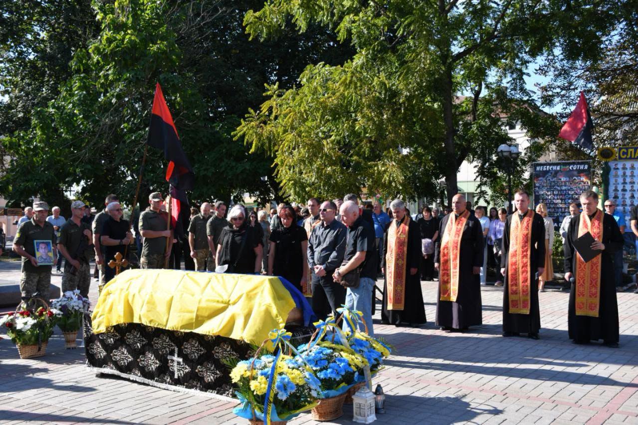 На Рогатинщині попрощалися із захисником Михайлом Грибом (ФОТО) 5 781746324 941204068998529 718839248407979054 n