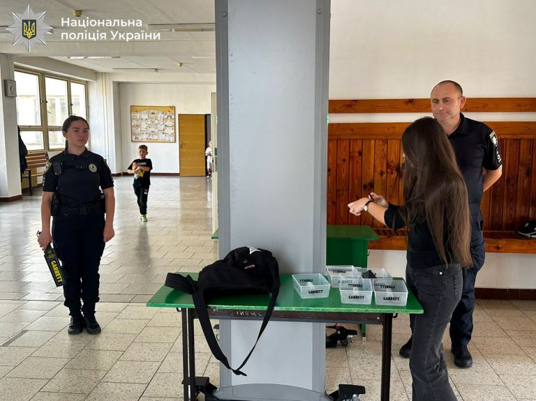 На Прикарпатті у 15 ліцеях з'явилися арочні металодетектори (ФОТО) 1 790318234 1790288462010805 6196058302394510675 n
