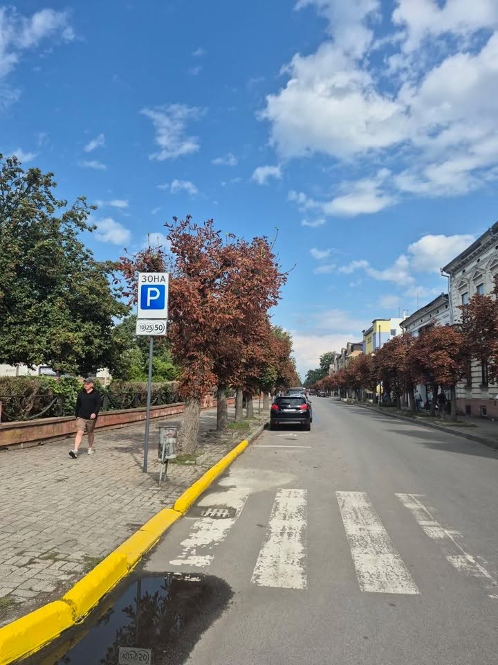 У Коломиї на трьох вулицях облаштували паркувальні місця 2 792596399 1816364543271615 1684578503536102583 n