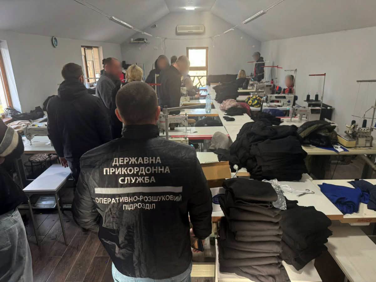 На Львівщині повідомили про підозри "підприємцям", які підробляли продукцію Apple, Stone Island та Moncler 2 795662333 1693094051791817 2549686929956888362 n