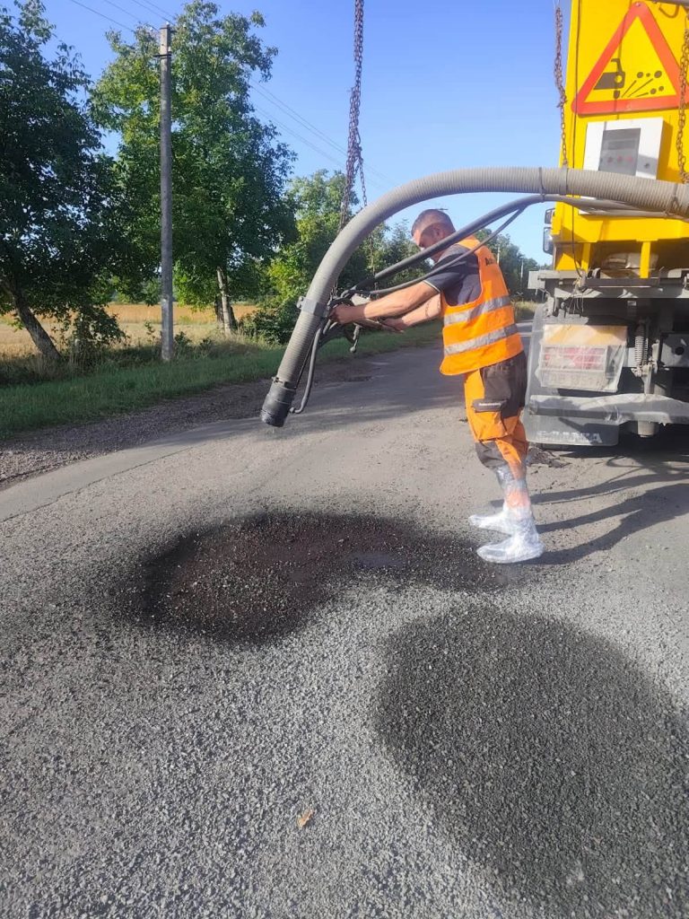 На Прикарпатті ремонтують аварійні ділянки доріг державного значення 11 799210768 1372511178375502 6858396633839972995 n