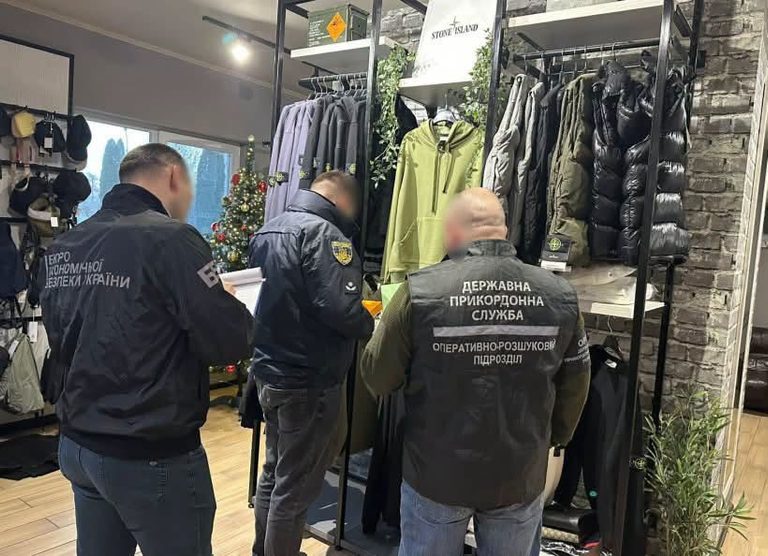 На Львівщині повідомили про підозри "підприємцям", які підробляли продукцію Apple, Stone Island та Moncler 9 800231276 887632351006977 349748094680933585 n