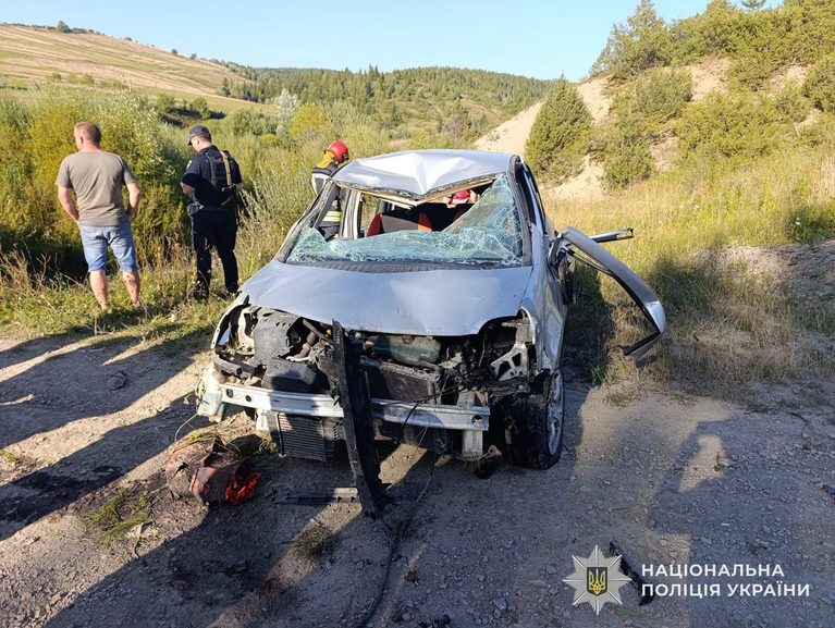На Львівщині легковик "злетів" з дороги та перекинувся: загинув водій (ФОТО) 11 800755850 2054271161865401 1648349437665384442 n