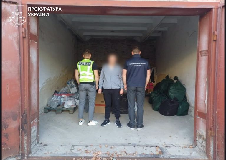 Сигарети, спирт і зброя: у Калуші 31-річному чоловікові повідомили про підозру 4 802224458 1673029457773747 6334606388357900062 n