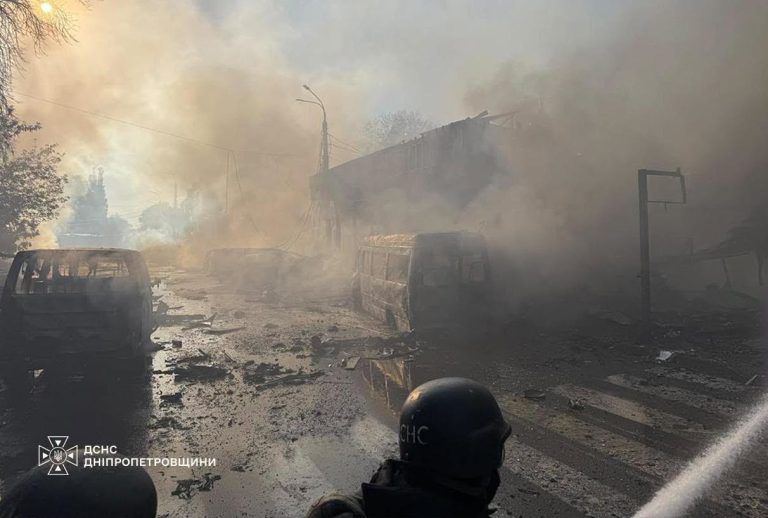 У Павлограді через російську атаку троє загиблих та 34 поранених (ФОТО), (ДОПОВНЕННЯ) 7 У Павлограді через російську атаку троє загиблих та 34 поранених (ФОТО)