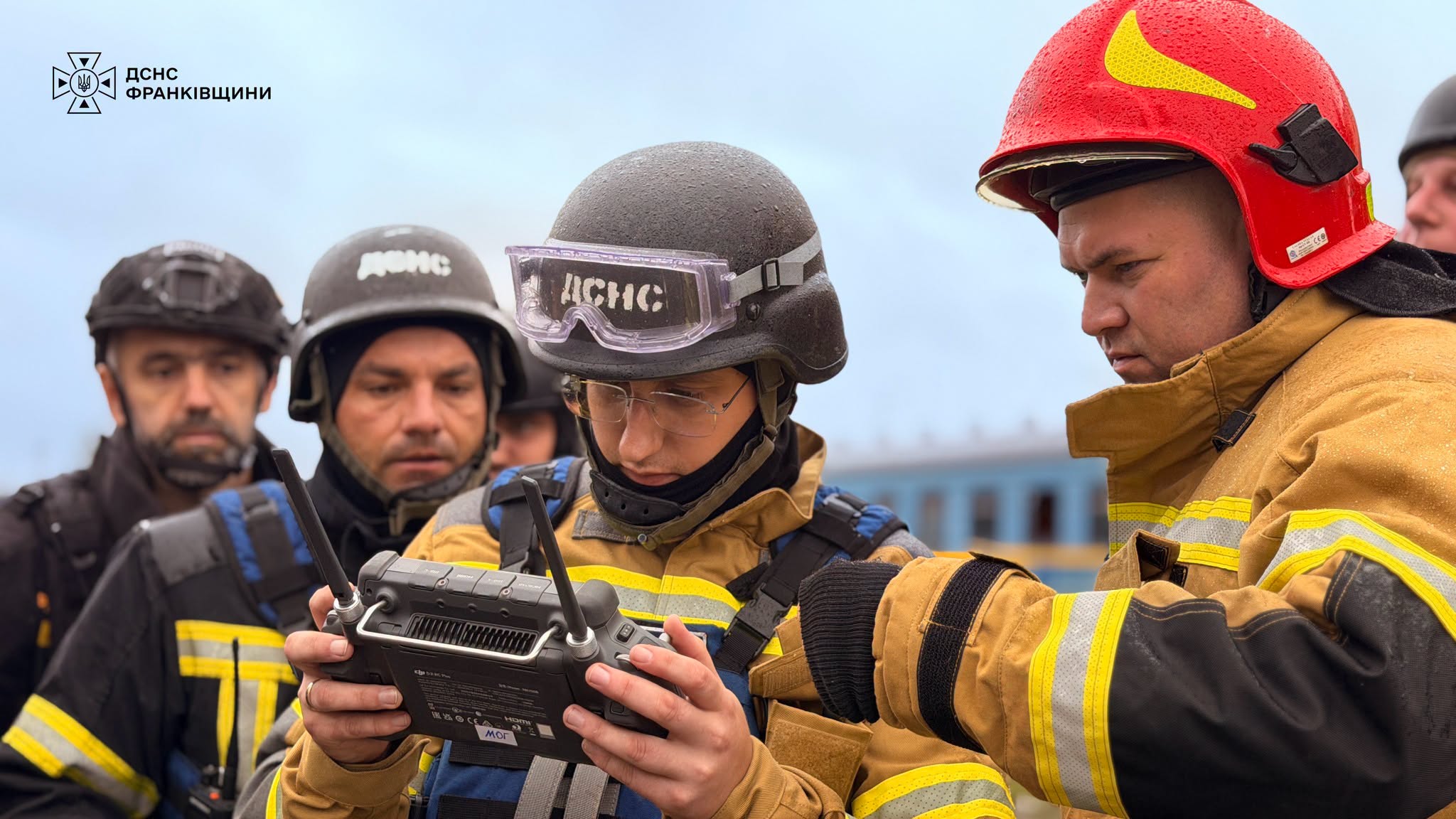 Рятувальники гасили пожежу після атаки російських БпЛА в Івано-Франківську (ФОТО) 2 805805871 1806674157153929 882465334971848673 n