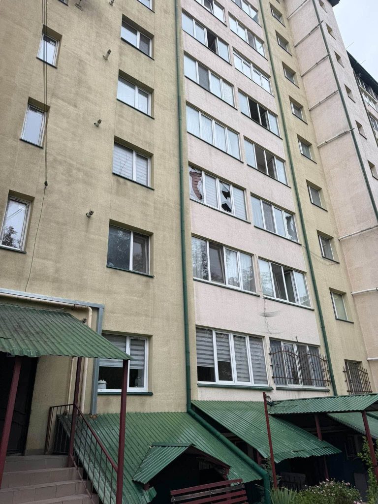 Вибило вікна: в Івано-Франківську пошкоджений житловий будинок (ФОТО)