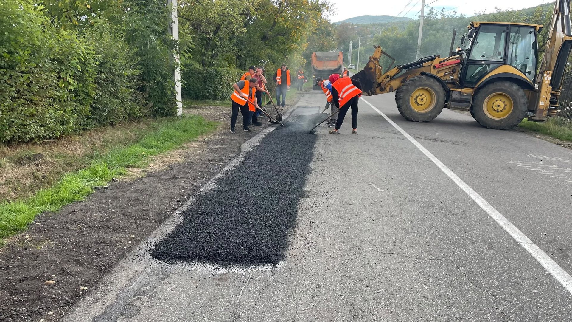 На Прикарпатті ремонтують ділянки дороги від Косова до Яблунева (ФОТО) 2 825286486 1390883936538226 9169501946921786845 n scaled 1