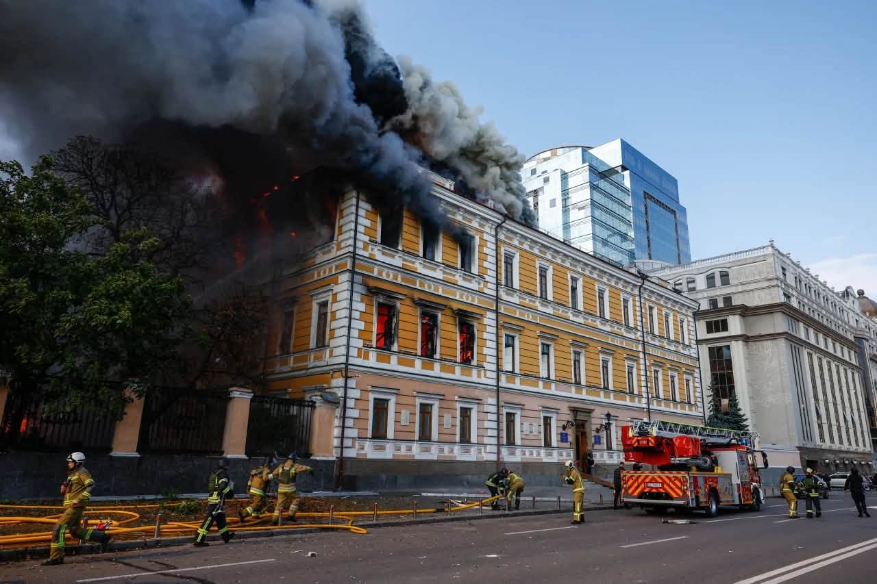 У центрі Києва дрон влучив у будівлю НАН: є загиблі та постраждалі (ФОТО, ВІДЕО) 4 825329724 1124739053540550 7408493110038984345 n