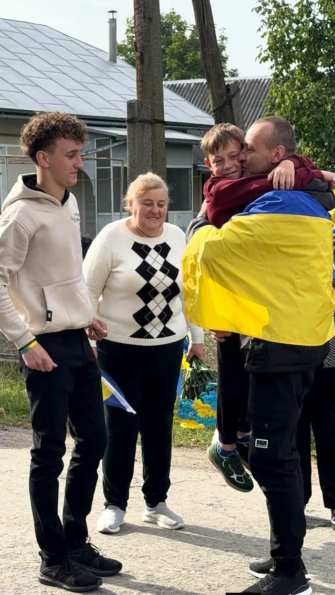 На Надвірнянщині зустріли захисника Михайла Нагорняка, якого звільнили з російського полону (ФОТО) 1 825340638 1771728784071324 8795240151682778254 n