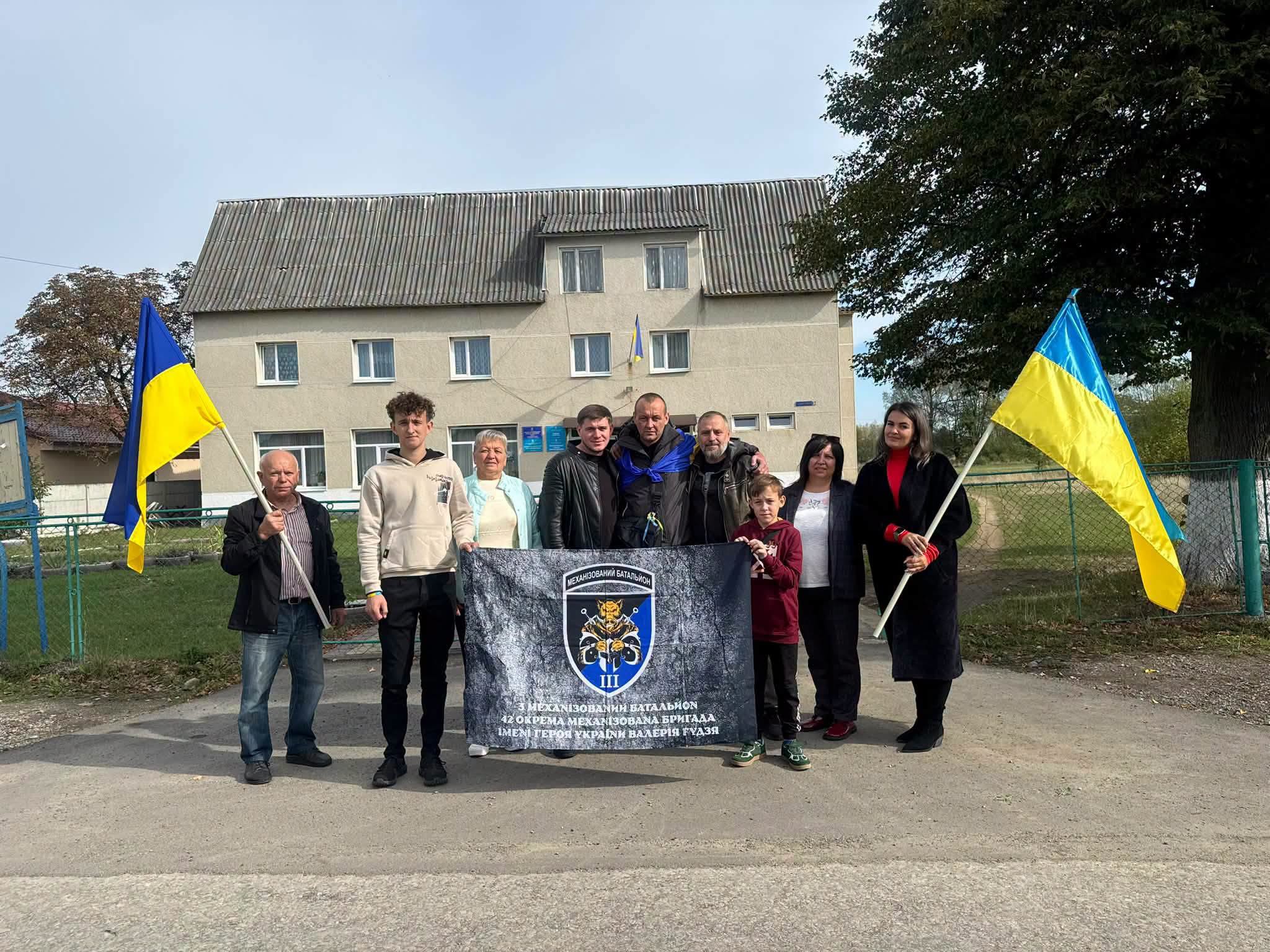 На Надвірнянщині зустріли захисника Михайла Нагорняка, якого звільнили з російського полону (ФОТО) 4 827984307 2612626015832129 558045576771222862 n