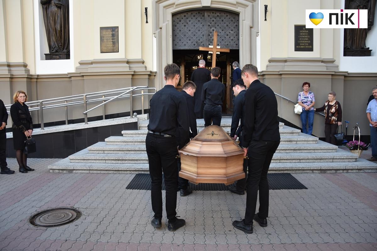 У Франківську прощаються з колишнім мером Віктором Анушкевичусом (ФОТО) 10 DSC 0165