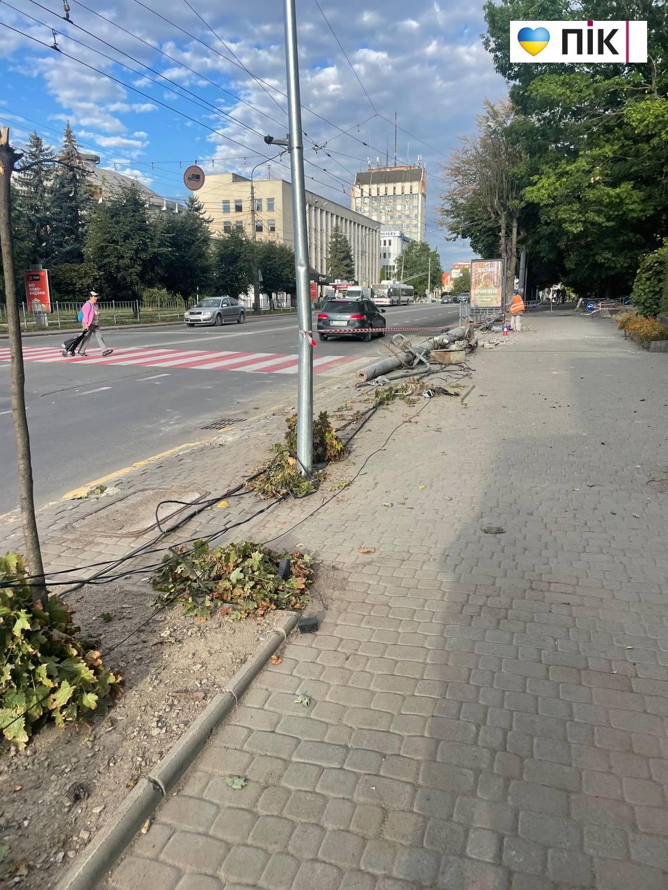 Нічна автотроща у Франківську: автомобіль зніс стовп (ВІДЕО) 5 IMG 20260905 083922 395