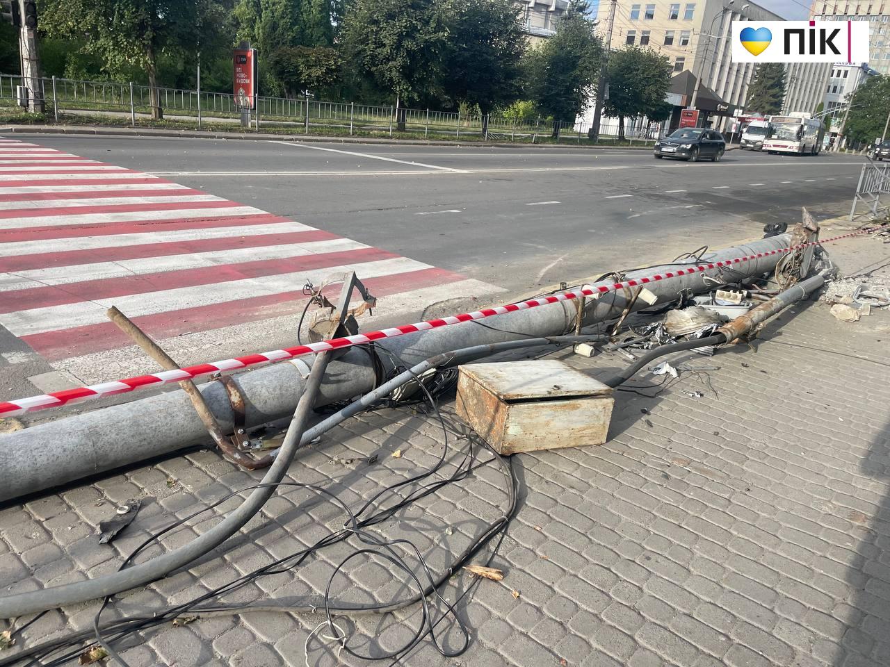 Нічна автотроща у Франківську: автомобіль зніс стовп (ВІДЕО) 3 IMG 20260905 083922 772